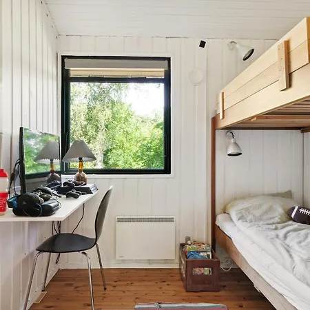 Сasa de vacaciones The Red Summer House With The Lush Garden At *