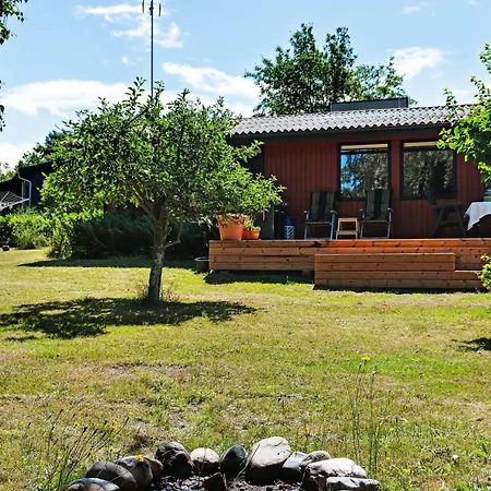 Vakantiehuis The Red Summer House With The Lush Garden At