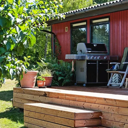 The Red Summer House With The Lush Garden At Сasa de vacaciones