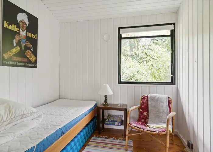 Vakantiehuis The Red Summer House With The Lush Garden At