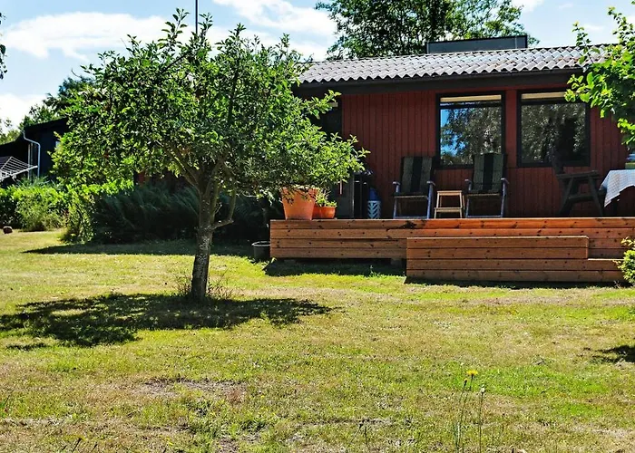 Vakantiehuis The Red Summer House With The Lush Garden At